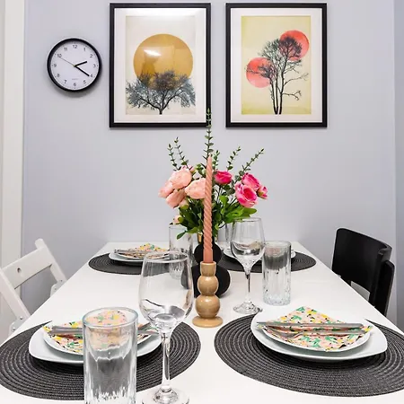 Апартаменти Gorgeous Yanevi 2 Bedroom & Parking