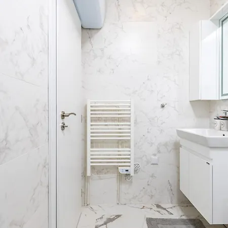 Gorgeous Yanevi 2 Bedroom & Parking Апартаменти *